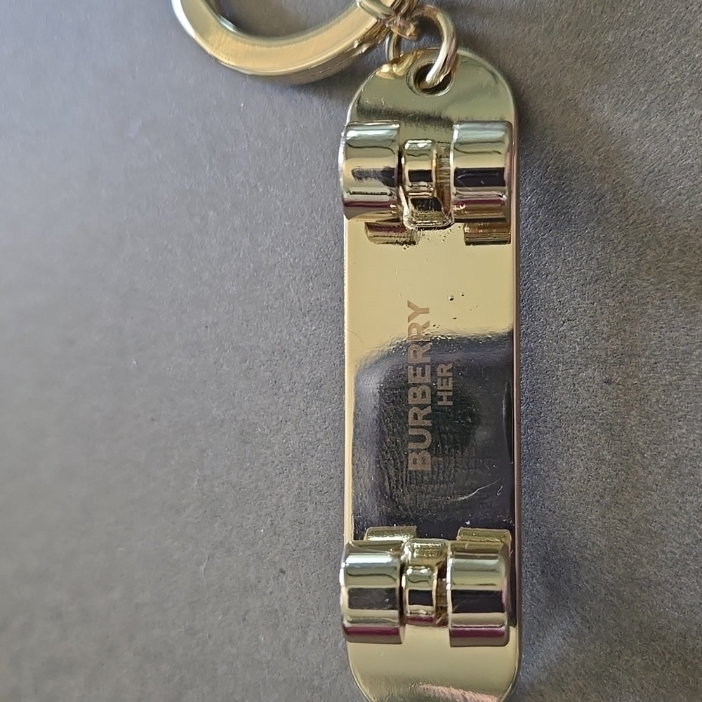 New Burberry Skateboard Keyring Gold W/ BURBERRY Her Logo Keychain Keyring - Picture 10 of 12